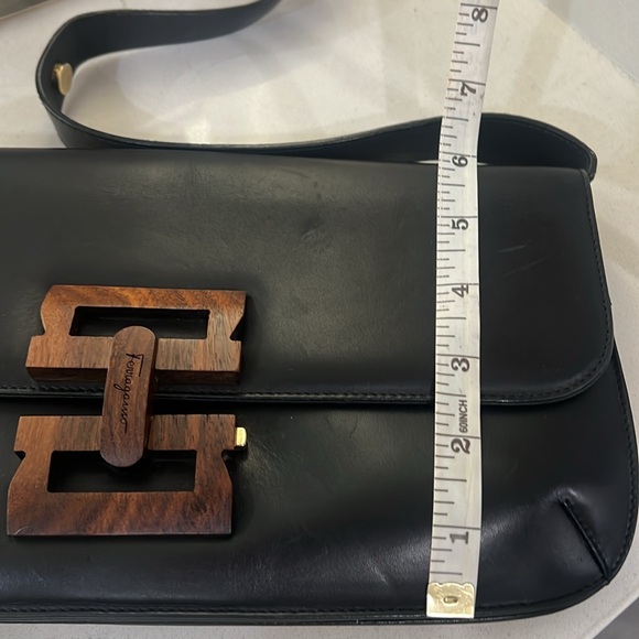 Salvatore Ferragamo Gancini wood logo shoulder bag. Black leather with wood logo - Picture 11 of 17